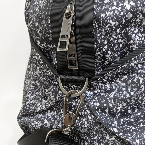 🦄 RARE Lululemon Reflective All Day Duffle Bag - Picture 14 of 16